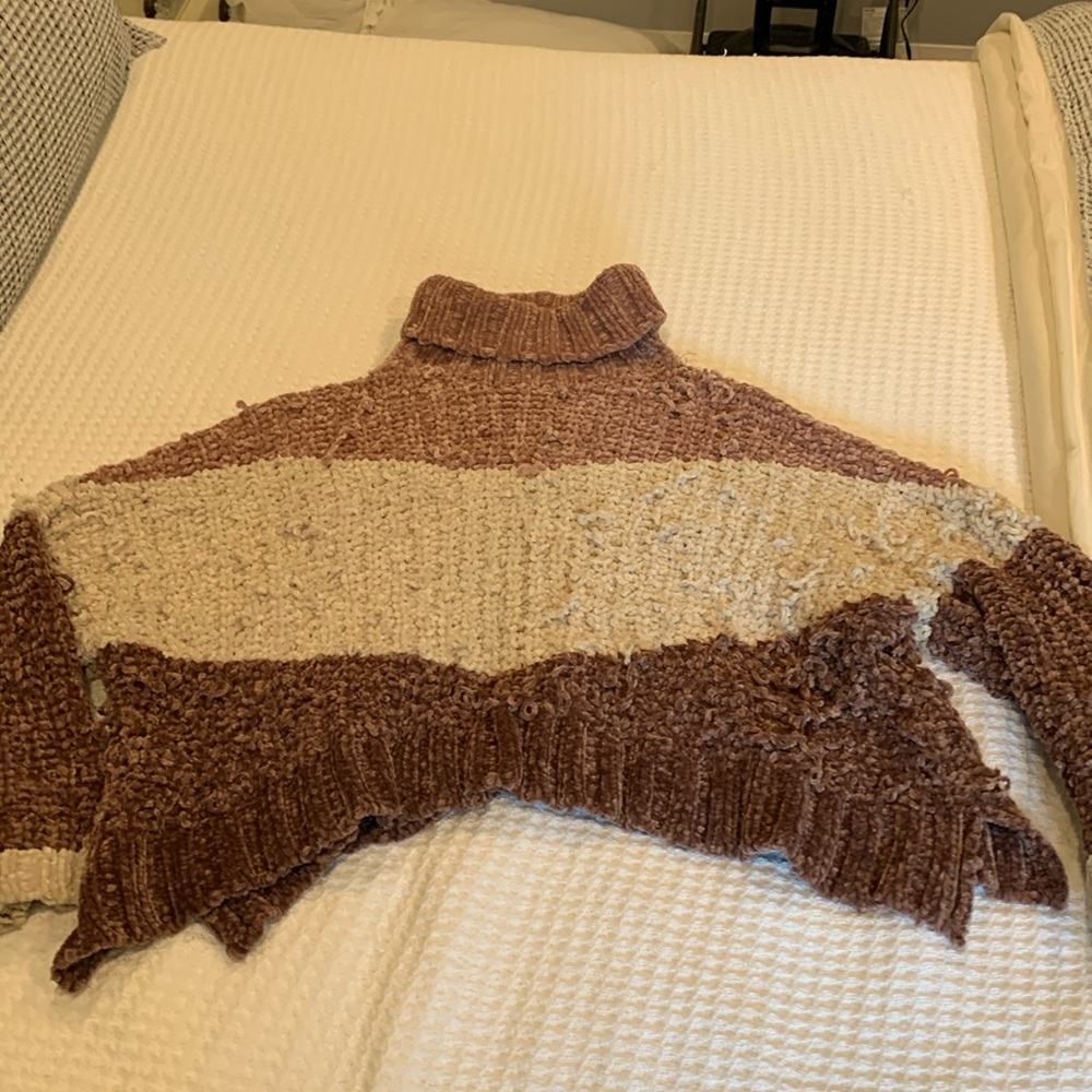 American Threads. Oversized cropped turtle neck. Size large.